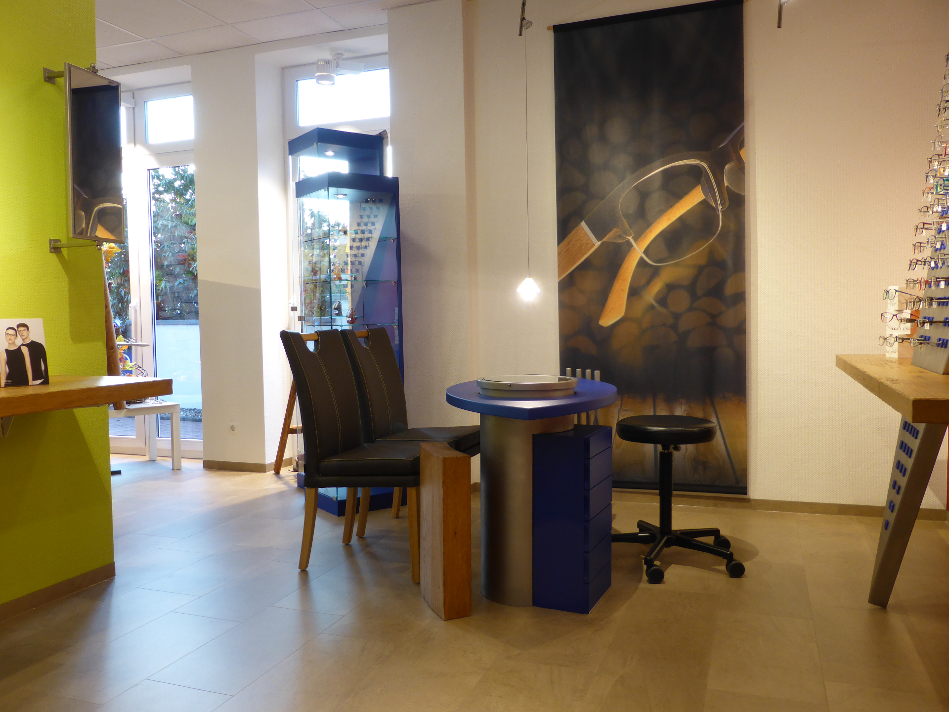 Sitzbereich mit Brillen-Banner