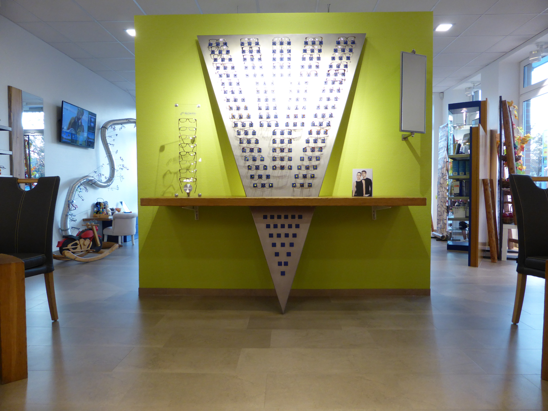 Brillenwand im Ladenlokal